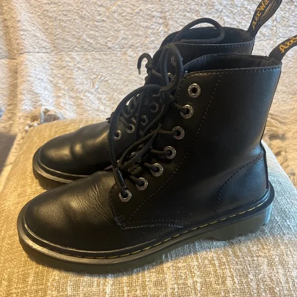 Dr. Martens Luana Boots Womens Size 7 L Black Leather Combat Air Wair Lace Up - Picture 3 of 7